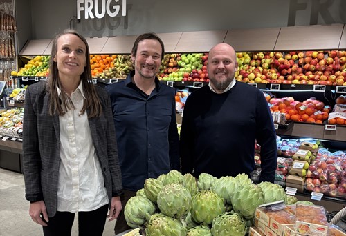 Direktør for Madens Folkemøde Jeppe Bo Pedersen står her i midten med Kristine Pilgaard, kommerciel direktør i MENY og Richo Boss, kædedirektør i MENY på hver sin side.